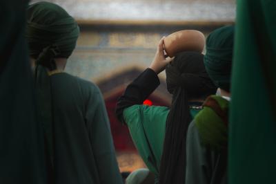 حين يغدو الحزن فنّاً: رحلة مسرح التعزية (التشابيه) من الشارع إلى الخشبة