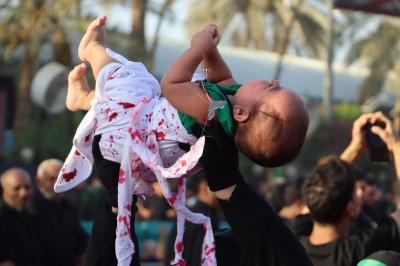 حين يغدو الحزن فنّاً: رحلة مسرح التعزية (التشابيه) من الشارع إلى الخشبة
