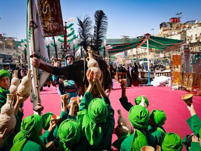 حين يغدو الحزن فنّاً: رحلة مسرح التعزية (التشابيه) من الشارع إلى الخشبة