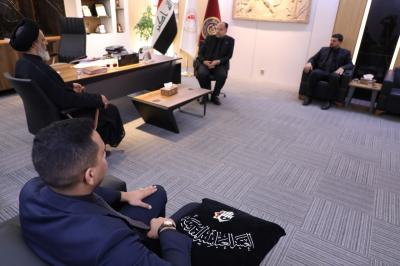 قسم العلاقات العامة يقيم مراسم رفع راية الحزن في جامعة الفرات الأوسط التقنية