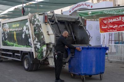 ملاكات قسم الشؤون الخدمية تكثف حملات التنظيف في محيط العتبة العباسية المقدسة