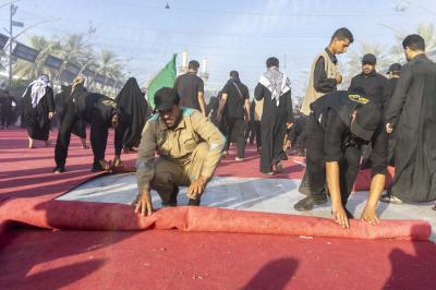 بعد انتهاء زيارة عاشوراء.. قسم بين الحرمين ينفّذ حملة لرفع السجّاد من الساحة الوسطية
