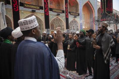 حينما يصير الماء منبرًا: 13 عامًا صنعت مشهد عاشوراء في القارة السمراء