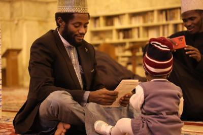 حينما يصير الماء منبرًا: 13 عامًا صنعت مشهد عاشوراء في القارة السمراء