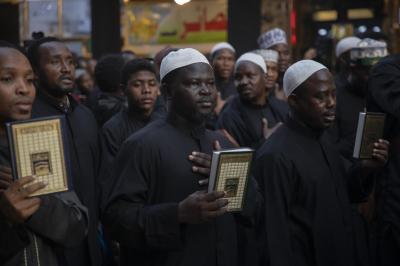 حينما يصير الماء منبرًا: 13 عامًا صنعت مشهد عاشوراء في القارة السمراء