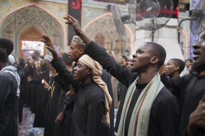 حينما يصير الماء منبرًا: 13 عامًا صنعت مشهد عاشوراء في القارة السمراء