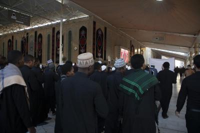 حينما يصير الماء منبرًا: 13 عامًا صنعت مشهد عاشوراء في القارة السمراء
