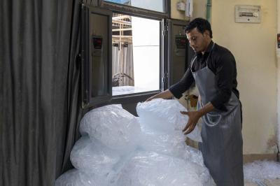 في ذكرى دفن الأجساد الطاهرة.. قسم الشؤون الخدمية يواصل إنتاج مادة الثلج لخدمة المواكب الحسينية