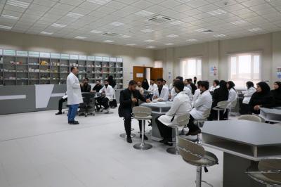جامعة العميد: حصول كلية الصيدلة على الاعتماد البرامجي يؤكّد رصانة البرامج الأكاديمية في الجامعة