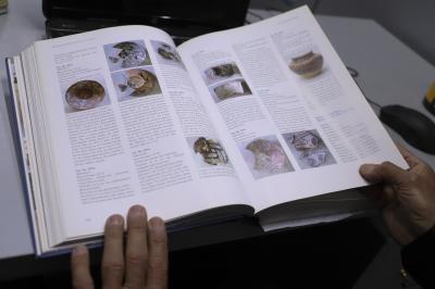 متحف الكفيل: تضم مكتبتنا التخصصية أكثر من 60 مصدراً متحفيًّا أجنبيًّا