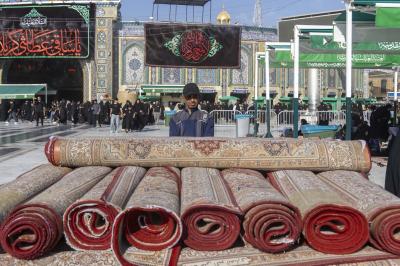 في ليلة الجمعة.. قسم بين الحرمين يباشر فرش السجاد في الساحة الوسطية