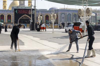 قسم الشؤون الخدمية ينفذ حملة لغسل محيط العتبة العباسية المقدسة وتنظيفه