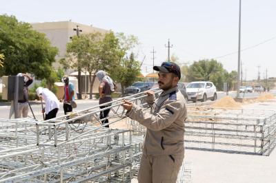 قسم الصناعات يباشر تركيب هياكل معدنية خاصة بالموكب الثقافي العام الواقع على محور النجف الأشرف