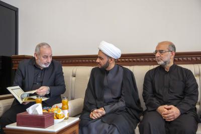 وفد من العتبتين المقدستين يكرم قارئ المقتل الحسيني في العاشر من المحرم الحرام