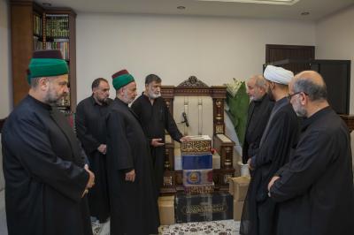 وفد من العتبتين المقدستين يكرم قارئ المقتل الحسيني في العاشر من المحرم الحرام