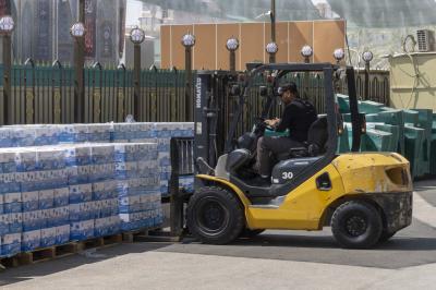 خدمة للزائرين.. قسم الشؤون الخدمية يقدم صناديق المياه للمواكب