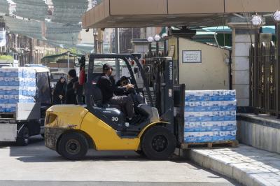 خدمة للزائرين.. قسم الشؤون الخدمية يقدم صناديق المياه للمواكب