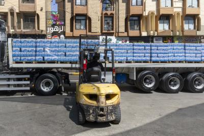 خدمة للزائرين.. قسم الشؤون الخدمية يقدم صناديق المياه للمواكب