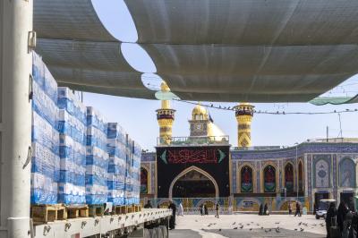 خدمة للزائرين.. قسم الشؤون الخدمية يقدم صناديق المياه للمواكب