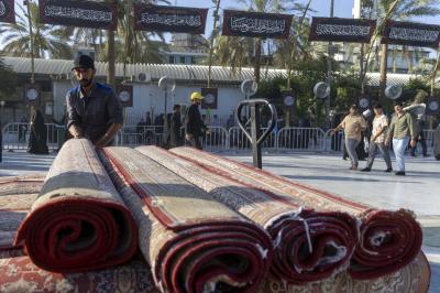 في ليلة الجمعة.. قسم بين الحرمين يباشر فرش السجاد في الساحة الوسطية