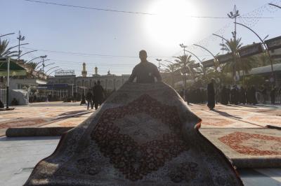 في ليلة الجمعة.. قسم بين الحرمين يباشر فرش السجاد في الساحة الوسطية