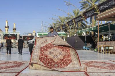 في ليلة الجمعة.. قسم بين الحرمين يباشر فرش السجاد في الساحة الوسطية