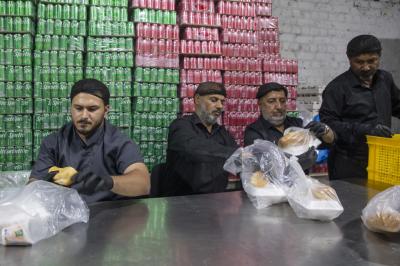 قسم المضيف يقدّم وجبات الطعام لزائري كربلاء في ليلة الجمعة الأولى من شهر صفر