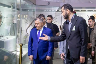 متحف الكفيل يعرّف الوفود الزائرة بمقتنياته التاريخية وآليات حفظها وفق المعايير الحديثة
