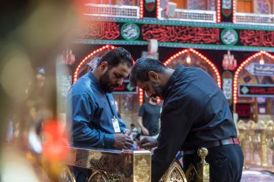ضمن أنشطته الخدمية.. قسم رعاية الصحن الشريف يستبدل ترب الصلاة في صحن مرقد أبي الفضل العباس (عليه السلام)