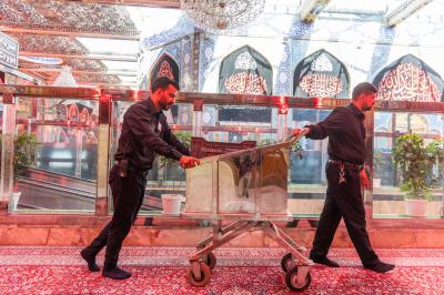 ضمن أنشطته الخدمية.. قسم رعاية الصحن الشريف يستبدل ترب الصلاة في صحن مرقد أبي الفضل العباس (عليه السلام)