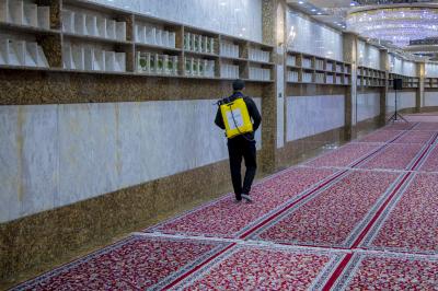 قسم الشؤون الخدمية يجري حملة تعفير داخل مرقد أبي الفضل العباس (عليه السلام)