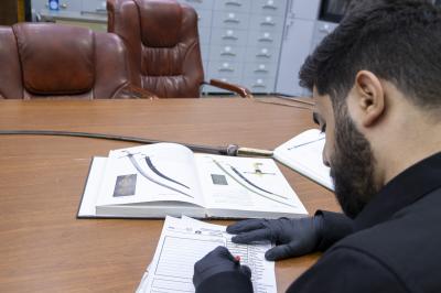 ضمن جهوده التوثيقية.. متحف الكفيل ينجز تحديث معلومات 1039 سيفًا تاريخيًّا