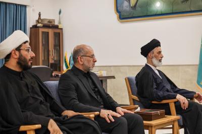 وفد العتبة العباسية المقدسة يسلّم راية الإمام الحسن (عليه السلام) إلى مسجد جمكران في مدينة قم