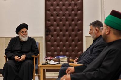 وفد العتبة العباسية المقدسة يسلّم راية الإمام الحسن (عليه السلام) إلى مسجد جمكران في مدينة قم