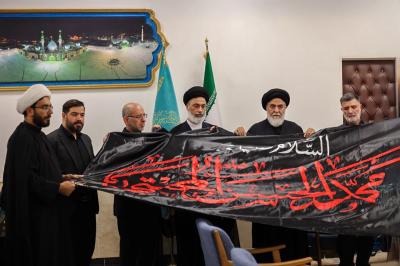 وفد العتبة العباسية المقدسة يسلّم راية الإمام الحسن (عليه السلام) إلى مسجد جمكران في مدينة قم