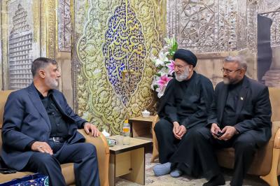 وفد العتبة العباسية المقدسة يسلّم راية الإمام الحسن (عليه السلام) إلى إدارة مرقد السيدة المعصومة (عليها السلام)