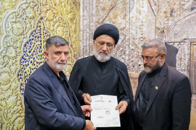 وفد العتبة العباسية المقدسة يسلّم راية الإمام الحسن (عليه السلام) إلى إدارة مرقد السيدة المعصومة (عليها السلام)
