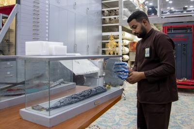 استعدادًا لمشاركته في الموكب الثقافي العام.. متحف الكفيل ينجز تأهيل خزانات عرض القطع المتحفية