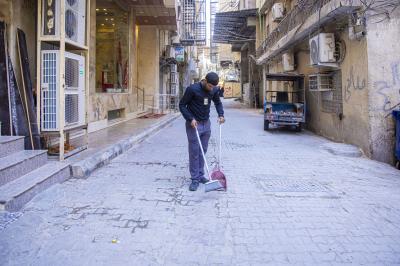 قسم بين الحرمين يجري حملة لتنظيف الطرق المؤدية إلى صحن مرقد أبي الفضل العباس (عليه السلام )
