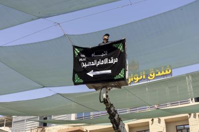 قسم حفظ النظام ينشر اللافتات الإرشادية في محيط العتبة العباسية المقدسة