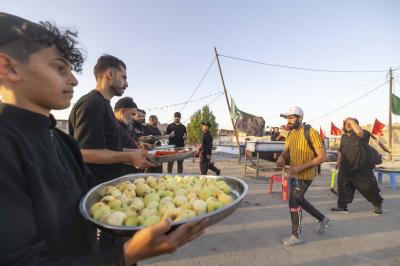 المواكب الحسينية في قضاء الجبايش تقدّم خدماتها لزائري الأربعين المتوجّهين إلى كربلاء المقدسة