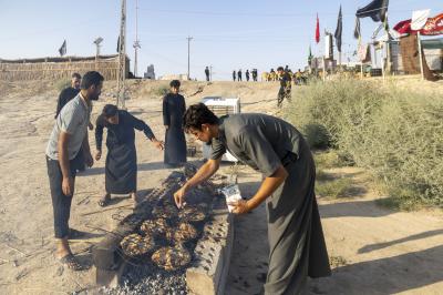 المواكب الحسينية في قضاء الجبايش تقدّم خدماتها لزائري الأربعين المتوجّهين إلى كربلاء المقدسة