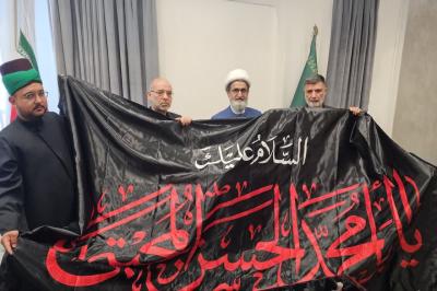 وفد العتبة العباسية المقدسة يسلّم راية الإمام الحسن (عليه السلام) إلى العتبة الرضوية المقدسة