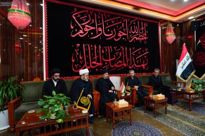 العتبة العباسية المقدسة تُهدي راية الإمام الحسن المجتبى (عليه السلام) إلى العتبة العلوية المقدسة