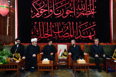 العتبة العباسية المقدسة تُهدي راية الإمام الحسن المجتبى (عليه السلام) إلى العتبة العلوية المقدسة