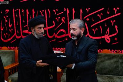 العتبة العباسية المقدسة تُهدي راية الإمام الحسن المجتبى (عليه السلام) إلى العتبة العلوية المقدسة