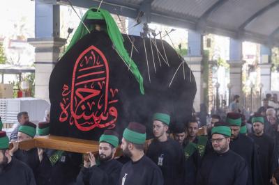 عبر موكب عزاءٍ موحّد.. خَدَمة العتبتين المقدستين يحيون ذكرى شهادة الإمام الحسن المجتبى (عليه السلام)