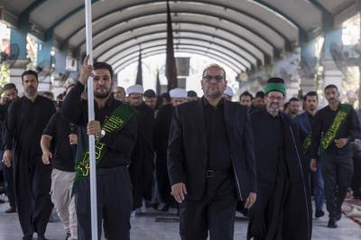 عبر موكب عزاءٍ موحّد.. خَدَمة العتبتين المقدستين يحيون ذكرى شهادة الإمام الحسن المجتبى (عليه السلام)