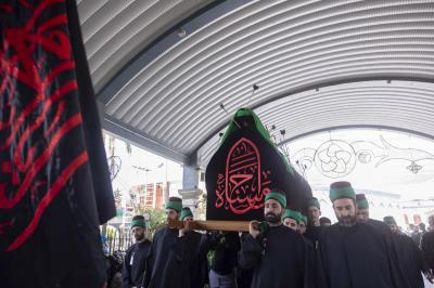 عبر موكب عزاءٍ موحّد.. خَدَمة العتبتين المقدستين يحيون ذكرى شهادة الإمام الحسن المجتبى (عليه السلام)