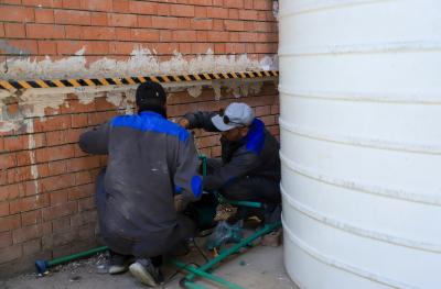 استعدادًا لزيارة الأربعين.. قسم الصيانة يؤسس شبكات المياه لمنفذ المضيف المؤقت في باب القبلة